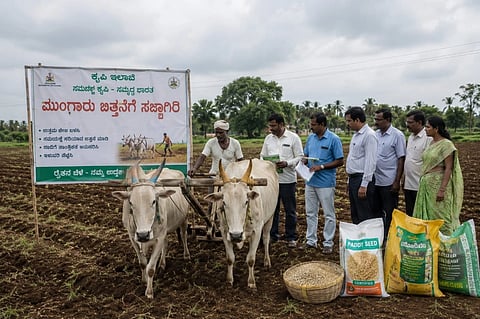  ರೈತರು  ಬಿತ್ತನೆ ಚಟುವಟಿಕೆ ಸಿದ್ದತೆಯಲ್ಲಿ ತೊಡಗಿಸಿಕೊಂಡಿದೆ