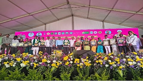 ಬೆಂಗಳೂರಿನ ಅರಮನೆ ಮೈದಾನದಲ್ಲಿ ಜರುಗಿದ ಪ್ರಶಸ್ತಿ ಪ್ರದಾನ ಸಮಾರಂಭದಲ್ಲಿ ಬೆಳಗಾವಿ ಜಿಲ್ಲೆಯ 11 ಜನ ರೈತರು ಸನ್ಮಾನಿಸಿ ಗೌರವಿಸಲಾಯಿತು. ಎಚ್.ಡಿ.ಕೋಳೇಕರ್ ಇತರರಿದ್ದರು.