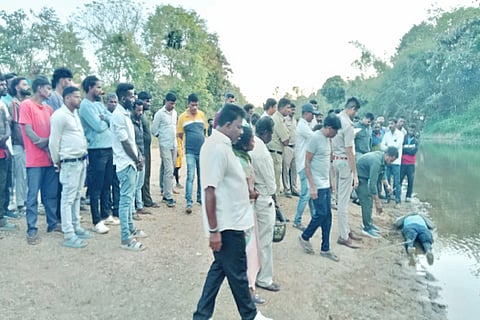 ದಾರದಹಳ್ಳಿ ಗ್ರಾಮದ ಹೇಮಾವತಿ ನದಿಯಲ್ಲಿ ವಿದ್ಯುತ್ ತಗುಲಿ ಮೃತಪಟ್ಟ ಕುಟುಂಬಕ್ಕೆ ಸೂಕ್ತ ಪರಿಹಾರ ನೀಡಬೇಕು ಎಂದು ಒತ್ತಾಯಿಸಿ ಸಾರ್ವಜನಿಕರು ಪ್ರತಿಭಟನೆ ನಡೆಸಿದರು.