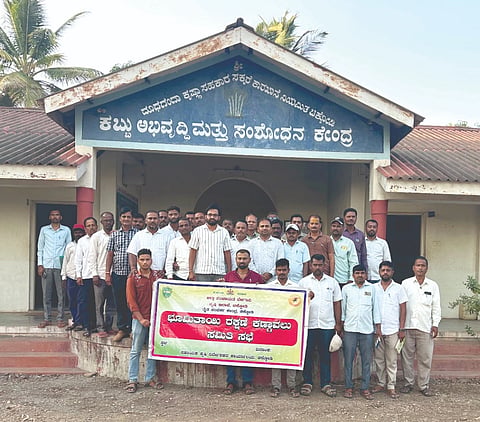 ಅಂಕಲಿ ಗ್ರಾಮದಲ್ಲಿರುವ ಕಬ್ಬು ಸಂಶೋಧನಾ ಕೇಂದ್ರದಲ್ಲಿ ಭೂಮಿ ತಾಯಿಯ ರಕ್ಷಣೆ ಕಣ್ಗಾವಲು ಸಮಿತಿ ಸಭೆ ನಡೆಯಿತು. ಪ್ರಶಾಂತ ಮುಳ್ಳಿಮನಿ, ಸಚಿನ ಮೋಪಗಾರ, ರಾಹುಲ  ಇಂಚಲಕರಂಜಿ ಇತರರಿದ್ದರು.