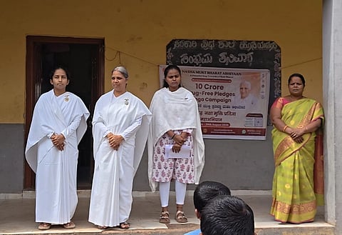 ಯಡೂರು ಗ್ರಾಮದ ಸರ್ಕಾರಿ ಪ್ರಾಥಮಿಕ ಹಾಗೂ ಪ್ರೌಢಶಾಲೆಯಲ್ಲಿ ಹಮ್ಮಿಕೊಂಡಿದ್ದ ಮಾದಕ ವಸ್ತು ವಿರುದ್ಧ ಜಾಗೃತಿ ಅಭಿಯಾನದಲ್ಲಿ ಬಿ.ಕೆ.ಆರತಿ, ನಿರ್ಮಲ ಗುರವ, ಆರ್.ಜಿ.ಕಾಂಬಳೆ, ಭಾಗ್ಯಶ್ರೀ ಇದ್ದರು.