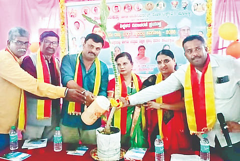 ಮಳವಳ್ಳಿ ಪಟ್ಟಣದ ದಲಿತ ಸಾಹಿತ್ಯ ಪರಿಷತ್ತಿನ ತಾಲೂಕು ಘಟಕದಿಂದ ಆಯೋಜಿಸಿದ್ದ ಅಕ್ಷರದವ್ವ ಕವಿಗೋಷ್ಠಿಯನ್ನು ಗಣ್ಯರು ಉದ್ಘಾಟಿಸಿದರು. ಟಿ.ಎಂ.ಪ್ರಕಾಶ್, ಟಿ.ಸತೀಶ್ ಜವರೇಗೌಡ, ಎಚ್.ಆರ್.ಕನ್ನಿಕಾ, ಹುರುಗಲವಾಡಿ ರಾಮಯ್ಯ ಇದ್ದರು.