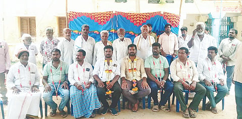 ಮಳವಳ್ಳಿ ತಾಲೂಕಿನ ಮಿಕ್ಕೆರೆ ವೀರಭದ್ರಸ್ವಾಮಿ ದೇವಸ್ಥಾನದಲ್ಲಿ ಸೋಮವಾರ ಆಯೋಜಿಸಿದ್ದ ವಿಶ್ವಕರ್ಮ ಮಹಾಸಭಾ ಸಭೆಯಲ್ಲಿ  ನೂತನ ಅಧ್ಯಕ್ಷ-ಉಪಾಧ್ಯಕ್ಷರನ್ನು ಅಭಿನಂದಿಸಲಾಯಿತು.  ನಂದೀಶ್, ಪ್ರದೀಪ್, ಹರಕೇಶ್, ಪ್ರಕಾಶ್, ಕಾಂತರಾಜು, ಪುಟ್ಟಸ್ವಾಮಾಚಾರ್, ಗೋವಿಂದಾಚಾರ್, ಮಂಟೇಸ್ವಾಮಿ ಪೂರಿಗಾಲಿ ಇತರರು ಇದ್ದರು.