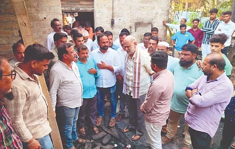 ಮುಂಡಗೋಡನಲ್ಲಿ ಅಗ್ನಿಗಾಹುತಿಯಾದ ಅಂಗಡಿಗಳಿಗೆ ಶಾಸಕ ಶಿವರಾಮ ಹೆಬ್ಬಾರ ಭೇಟಿ ನೀಡಿ ಪರಿಶೀಲನೆ ನಡೆಸಿ ಮಾಲಿಕರಿಗೆ ಸಮಾಧಾನ ಹೇಳಿದರು.