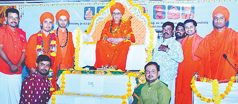 ಮಾನ್ವಿ ತಾಲೂಕಿನ ಅಡವಿ ಅಮರೇಶ್ವರ ಗ್ರಾಮದ ಸುವರ್ಣಗಿರಿ ವಿರಕ್ತಮಠದಲ್ಲಿ ಸೋಮವಾರ ಪ್ರವಚನ ಕಾರ್ಯಕ್ರಮ ನಿಮಿತ್ತ ಒಳಬಳ್ಳಾರಿಯ ಡಾ.ಸಿದ್ಧಲಿಂಗ ಶ್ರೀಗಳು ಶೂನ್ಯ ಪೀಠಾರೋಹಣ ಮಾಡಿದರು. ಬಸವಲಿಂಗ ಶ್ರೀಗಳು, ತೋಂಟದಾರ್ಯ ಶ್ರೀಗಳು ಇದ್ದರು.