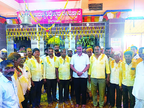 ನಾಗನೂರು ಪಟ್ಟಣದ ಅರಣ್ಯ ಸಿದ್ಧೇಶ್ವರ ಜಾತ್ರಾ ಮಹೋತ್ಸವ ನಿಮಿತ್ತ ಶಾಸಕ ಬಾಲಚಂದ್ರ ಜಾರಕಿಹೊಳಿ ದೇವಸ್ಥಾನಕ್ಕೆ ಭೇಟಿ ನೀಟಿ ದರ್ಶನಾಶೀರ್ವಾದ ಪಡೆದರು. ಸೈದಪ್ಪ ಗದಾಡಿ, ಚಂದ್ರು ಬೆಳಗಲಿ, ಗಣಪತಿ ದೇಸಾರ, ರಮೇಶ ಬೆಟಗೇರಿ ಇತರರಿದ್ದರು.
