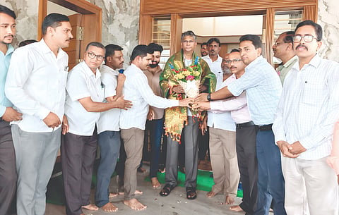 ವಿವಿಧ ಬೇಡಿಕೆ ಈಡೇರಿಕೆಗೆ ಆಗ್ರಹಿಸಿ ಅಖಿಲ ಕರ್ನಾಟಕ ಅನುದಾನಿತ ಶಾಲಾ ಕಾಲೇಜುಗಳ ನೌಕರರ ಸಂಘದ ವತಿಯಿಂದ ಗೋಕಾಕ ನಗರದಲ್ಲಿ ಸಚಿವ ಸತೀಶ ಜಾರಕಿಹೊಳಿಗೆ ಮನವಿ ಸಲ್ಲಿಸಲಾಯಿತು. ಜಿ.ಹನುಮಂತಪ್ಪ, ರಾಮು ಗೂಗವಾಡ, ಆದಂ ಅಲಿ ಪೀರಜಾದೆ, ಸತೀಶ ಅರಭಾವೆ ಇತರರಿದ್ದರು.