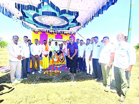 ಸವದತ್ತಿ ನಗರದಲ್ಲಿ ಬಾಲಕರ ವಸತಿನಿಲಯ ನಿರ್ಮಾಣಕ್ಕೆ ಶಾಸಕ ವಿಶ್ವಾಸ ವೈದ್ಯ ಭೂಮಿಪೂಜೆ ನೆರವೇರಿಸಿದರು. ಮಲ್ಲಿಕಾರ್ಜುನ ಹೆಗ್ಗನ್ನವರ, ಎಸ್.ಸಿ.ಕದ್ರಾಪುರ, ಮಾರುತಿ ಬಸಲಿಗುಂದಿ, ರತ್ನಾ ಕದಂ, ಅಮೃತ ಸಾಣಿಕೊಪ್ಪ ಇತರರಿದ್ದರು.