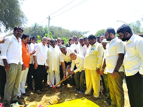 ಕೆಂಚಲಾರಕೊಪ್ಪ ಕ್ರಾಸ್‌ನಲ್ಲಿ ರಸ್ತೆ ಸುಧಾರಣೆ ಕಾಮಗಾರಿಗೆ ಶಾಸಕ ವಿಶ್ವಾಸ ವೈದ್ಯ ಹಾಗೂ ಡಾ.ಸಿ.ವಿ.ನವದಗಿ ಭೂಮಿಪೂಜೆ ನೆರವೇರೆಸಿದರು. ಶಿವಾನಂದ ಪಟ್ಟಣಶೆಟ್ಟಿ, ವಿರೇಶ ಬ್ಯಾಹಟ್ಟಿ, ಪ್ರಭು ಪ್ರಭುನವರ ಇತರರಿದ್ದರು.
