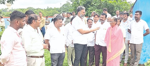 ಸವದತ್ತಿಯ ವ್ಯಾಪ್ತಿಯ ವಾರ್ಡಗಳಿಗೆ ಶಾಸಕ ವಿಶ್ವಾಸ ವೈದ್ಯ ಭೇಡಿ ನೀಡಿ ಸಾರ್ವಜನಿಕರ ಅಹವಾಲು ಸ್ವೀಕರಿಸಿದರು. ತಹಸೀಲ್ದಾರ ಮಲ್ಲಿಕಾರ್ಜುನ ಹೆಗ್ಗನ್ನವರ, ಸಂಗನಬಸಯ್ಯ ಗದ್ದಗಿಮಠ ಇನ್ನಿತರಿದ್ದರು.