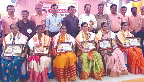 ಸಿದ್ದಾಪುರದಲ್ಲಿ ಸರ್ಕಾರಿ ನೌಕರರ ಭವನದಲ್ಲಿ ಆಯೋಜಿಸಿದ್ದ ಕಾರ್ಯಕ್ರಮದಲ್ಲಿ ಸಾವಿತ್ರಿಬಾಯಿ ಫುಲೆ ಉತ್ತಮ ಶಿಕ್ಷಕಿ ಪ್ರಶಸ್ತಿ ಪ್ರದಾನ ಮಾಡಲಾಯಿತು. ಡಿ.ಆರ್. ನಾಯ್ಕ, ಚೈತನ್ಯಕುಮಾರ, ಸತೀಶ ಹೆಗಡೆ, ರಾಜೇಶ ನಾಯ್ಕ, ಎಂ.ವಿ. ನಾಯ್ಕ ಇತರರಿದ್ದರು. 