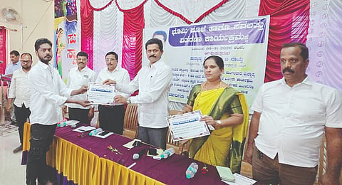 ಸಿದ್ದಾಪುರ ಪಪಂನಲ್ಲಿ ಶಾಸಕ ಭೀಮಣ್ಣ ನಾಯ್ಕ ನಗರೋತ್ಥಾನ ಹಂತ-4ರ ಯೋಜನೆಯಡಿ ಫಲಾನುಭವಿಗಳಿಗೆ ಸೋಲಾರ್ ವಾಟರ್ ಹೀಟರ್ ಹಾಗೂ ಸೋಲಾರ್ ದೀಪಗಳನ್ನು ವಿತರಿಸಿದರು. ಎಂ.ಆರ್.ಕುಲಕರ್ಣಿ, ಚಂದ್ರಕಲಾ ನಾಯ್ಕ, ಕೆ.ಜಿ.ನಾಯ್ಕ, ವಿನಯ ಹೊನ್ನೆಗುಂಡಿ ಇತರರಿದ್ದರು.