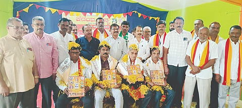 ಸಿದ್ದಾಪುರ ತಾಲೂಕಿನ ಭುವನಗಿರಿಯಲ್ಲಿ ವಿವಿಧ ಕ್ಷೇತ್ರದಲ್ಲಿ ಸಾಧನೆ ಮಾಡಿದವರಿಗೆ ಕದಂಬ ರತ್ನ ಪ್ರಶಸ್ತಿ ನೀಡಿ ಗೌರವಿಸಲಾಯಿತು. ಬೇಕ್ರಿ ರಮೇಶ, ರಮೇಶ ಹನುಮಂತಪ್ಪ ಹಡಗದ, ರಮೇಶ ಹೆಗಡೆ, ಚಂದ್ರಶೇಖರ ನಾಯ್ಕ, ಸಿ.ಎನ್.ಹೆಗಡೆ, ನಾಗರಾಜ ಭಟ್ಟ, ಉದಯ ಕಾನಳ್ಳಿ, ಗಂಗಾಧರ ಕೊಳಗಿ ಇತರರಿದ್ದರು.