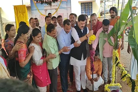 ಸಾಗರದ ಮಹಾಗಣಪತಿ ದೇವಸ್ಥಾನದ ಮಹಾದ್ವಾರ, ಮುಖಮಂಟಪ ಕಾಮಗಾರಿಗೆ ಶಾಸಕ ಗೋಪಾಲಕೃಷ್ಣ ಬೇಳೂರು ಶಂಕುಸ್ಥಾಪನೆ ನೆರವೇರಿಸಿದರು. ಟಿ.ವಿ.ಪಾಂಡುರಂಗ, ವಿರೇಶ್‌ಕುಮಾರ್, ರಶ್ಮಿ, ಎಚ್.ಕೆ.ನಾಗಪ್ಪ, ಪ್ರಮಿಳಾಕುಮಾರಿ ಇತರರಿದ್ದರು.