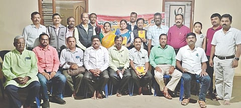ಸಾಗರದಲ್ಲಿ ಆಯೋಜಿಸಿದ್ದ ಮನೆಮನೆ ಸಾಹಿತ್ಯ ಕಾರ್ಯಕ್ರಮದಲ್ಲಿ ಡಾ. ಅನ್ನಪೂರ್ಣಾ, ಡಾ. ವೆಂಕಟೇಶ್ ಜೋಯಿಸ್, ಲೋಕೇಶ್‌ಕುಮಾರ್, ಜಿ.ಎಚ್.ಶಿವಯೋಗಿ, ರೇವಮ್ಮ, ಡಿ.ಗಣಪತಪ್ಪ, ನಾಗರಾಜ್ ಇತರರಿದ್ದರು.