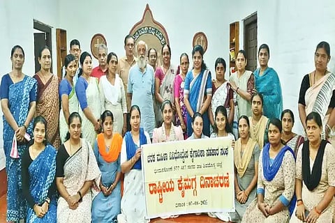 ಸಾಗರದ ತಾಲೂಕಿನ ಹೊನ್ನೇಸರದ ಶ್ರಮಜೀವಿ ಆಶ್ರಯದಲ್ಲಿ ಏರ್ಪಡಿಸಿದ್ದ ರಾಷ್ಟ್ರೀಯ ಕೈಮಗ್ಗ ದಿನಾಚರಣೆಯಲ್ಲಿ ಪ್ರಸನ್ನ ಹೆಗ್ಗೋಡು, ಮಹಾಲಕ್ಷ್ಮೀ, ನಾಗರತ್ನಾ, ರಮೇಶ್ ಇತರರಿದ್ದರು.