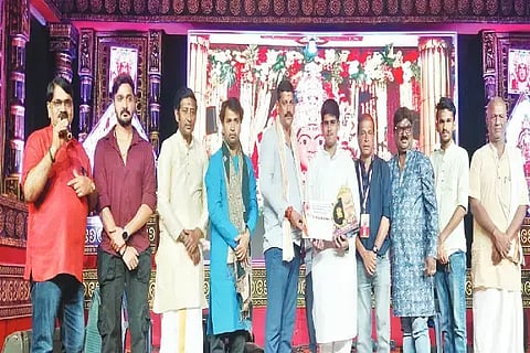 ಮಾರಿಕಾಂಬಾ ಜಾತ್ರೆ ಅಂಗವಾಗಿ ನಡೆಯುತ್ತಿರುವ ಸಾಂಸ್ಕೃತಿಕ ಕಾರ್ಯಕ್ರಮದಲ್ಲಿ ಸ್ಯಾಕ್ಸೋಫೋನ್ ವಾದನ ಕಾರ್ಯಕ್ರಮ ನೀಡಿದ ತ್ರಿಧಾತ್ ಸಾಗರ ಹಾಗೂ ಕಲಾವಿದರನ್ನು ಸಮಿತಿ ಪರವಾಗಿ ಪ್ರಚಾರ ಸಮಿತಿ ಸಂಚಾಲಕ ರವಿ ನಾಯ್ಡು ಅಭಿನಂದಿಸಿದರು. ಗಿರೀಶ್ ಮತ್ತಿತರರಿದ್ದರು.