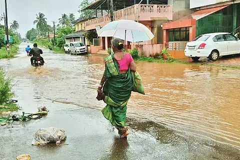 ಸಾಗರದಲ್ಲಿ ರಸ್ತೆ ಮೇಲೆ ನೀರು ನಿಂತು ಪಾದಚಾರಿಗಳಿಗೆ ಮತ್ತು ವಾಹನ ಸಂಚಾರಕ್ಕೆ ಅಡಚಣೆ ಉಂಟಾಗಿದೆ.