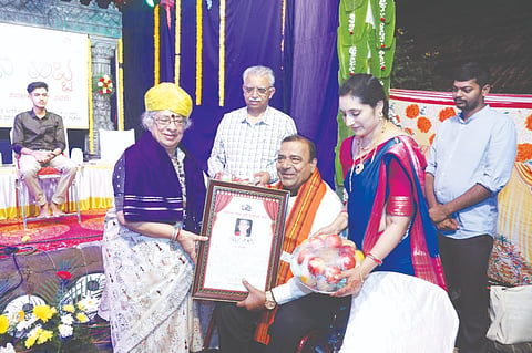 ಶಿರಸಿಯ ಬೆಟ್ಟಕೊಪ್ಪ ನಮ್ಮನೆ ಹಬ್ಬದಲ್ಲಿ ರಂಗ ಸಾಧಕಿ ಬಿ.ಜಯಶ್ರೀ ಅವರಿಗೆ ಪ್ರಶಸ್ತಿ ಪ್ರದಾನ ಮಾಡಲಾಯಿತು. ಕಲಾವಿದ ದೊಡ್ಡಣ್ಣ, ಪತ್ರಕರ್ತ ರವೀಂದ್ರ ಭಟ್,ಗಾಯಿತ್ರಿ ರಾಘವೇಂದ್ರ ಇತರರಿದ್ದರು.