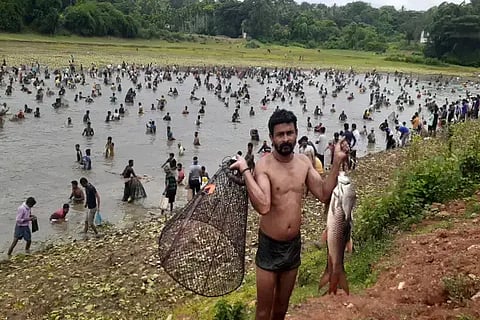 ಕಾಸರಗುಪ್ಪೆ ಗ್ರಾಮದ ಕೆರೆ ಬೇಟೆಯಲ್ಲಿ 8 ಕೆ.ಜಿ. ಮೀನು ಹಿಡಿದು ಸಂಭ್ರಮಿಸಿದ ಸಾಗರ ತಾಲೂಕಿನ ಜಿಗಟೆಕೊಪ್ಪದ ಲೋಕೇಶ್.