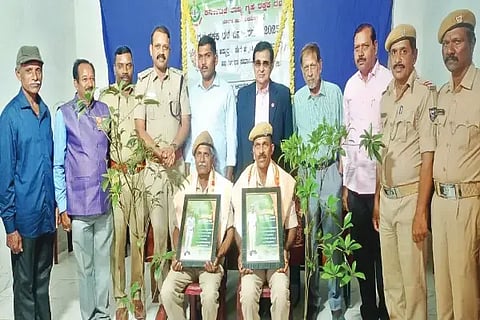 ಸೊರಬದಲ್ಲಿ ಆಯೋಜಿಸಿದ್ದ ಗೃಹರಕ್ಷಕ ದಳ ದಿನಾಚರಣೆಯಲ್ಲಿ ಸಿಬ್ಬಂದಿಯನ್ನು ಸನ್ಮಾನಿಸಲಾಯಿತು. ಡಾ. ಎಂ.ಕೆ.ಭಟ್, ಡಾ. ಎಚ್.ಪಿ.ಚೇತನ್, ಡಾ. ಸೈಯದ್ ಹಾಷಂ, ಎಸ್.ಹಾಲಪ್ಪ ಇತರರಿದ್ದರು.
