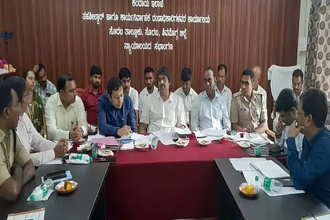 ಸೊರಬ ತಾಲೂಕು ಕಚೇರಿಯಲ್ಲಿ ಬರ ಅಧ್ಯಯನ ಮತ್ತು ಅಭಿವೃದ್ಧಿ ಕಾಮಗಾರಿಗಳ ಕುರಿತು ಸಚಿವ ಮಧು ಬಂಗಾರಪ್ಪ ಸಭೆ ನಡೆಸಿದರು. ಪ್ರಭುಲಿಂಗ ಕವಳಿಕಟ್ಟಿ, ಎನ್.ಹೇಮಂತ್, ಕೆ.ಪುರಂದರ, ಎಸ್ಪಿ ನಿಖಿಲ್, ಕೆ.ಆರ್.ಶಶಿಧರ್ ಇತರರಿದ್ದರು.