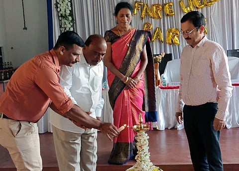 ಸೋಮವಾರಪೇಟೆ ಬಿಟಿಸಿಜಿ ಪದವಿ ಪೂರ್ವ ಕಾಲೇಜಿನಲ್ಲಿ ನಡೆದ ಪ್ರತಿಭಾ ಪುರಸ್ಕಾರ ಕಾರ್ಯಕ್ರಮವನ್ನು ಬಿಟಿಸಿಜಿ ಸರ್ಕಾರಿ ಪ್ರಥಮ ದರ್ಜೆ ಕಾಲೇಜಿನ ಪ್ರಾಂಶುಪಾಲ ಡಾ. ಹರ್ಷ ಉದ್ಘಾಟಿಸಿದರು. ಮುತ್ತಣ್ಣ, ಜಗದೀಶ್, ಮಿಲ್‌ಡ್ರೆಡ್ ಗೋನ್ಸಾಲ್ವೆಸ್ ಇದ್ದರು.