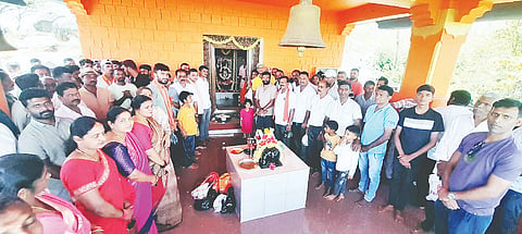 ಸೋಮವಾರಪೇಟೆ ತಾಲೂಕಿನ ಮಳೇಮಲ್ಲೇಶ್ವರ ಬೆಟ್ಟದಲ್ಲಿ ಗ್ರಾಮಸ್ಥರು ಮಳೆಗಾಗಿ ಪ್ರಾರ್ಥಿಸಿ ಪೂಜೆ ಸಲ್ಲಿಸಿದರು. ಭರತ್, ರೇಖಾ, ಮೊಗಪ್ಪ, ಹೂವಯ್ಯ ಇದ್ದರು.