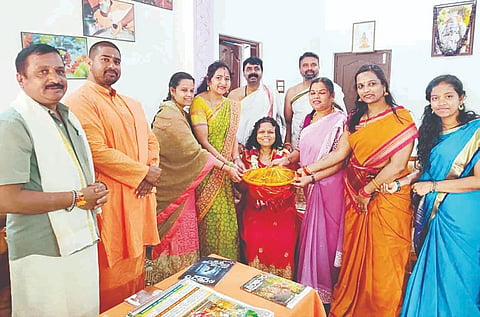 ಸೋಮವಾರಪೇಟೆ ತಾಲೂಕಿನ ಬಡುಬನಹಳ್ಳಿ ನಿವಾಸಿ ಪರ್ವರೋಹಿ ಲತಾ ಅವರನ್ನು ಅಕ್ಕನಬಳಗದ ವತಿಯಿಂದ ಸನ್ಮಾನಿಸಲಾಯಿತು. ಶಿವಲಿಂಗಸ್ವಾಮೀಜಿ, ಮಹೇಶ್, ಗೀತಾರಾಜು, ಮಾಯಾ ಇದ್ದರು.