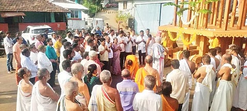 ಶೃಂಗೇರಿ ತಾಲೂಕಿನ ಕಿಗ್ಗಾದ ಶ್ರೀ ಶಾಂತಾ ಸಮೇತ ಋಷ್ಯಶೃಂಗೇಶ್ವರ ಸ್ವಾಮಿ ದೇವಾಲಯಕ್ಕೆ ನೂತನವಾಗಿ ನಿರ್ಮಿಸಲಾದ ಚಿಕ್ಕ ರಥವನ್ನು ಶಾಸಕ ಟಿ.ಡಿ.ರಾಜೇಗೌಡ ಸಮರ್ಪಿಸಿದರು. ರಮೇಶ್ ಭಟ್, ದಿನೇಶ್ ಶೆಟ್ಟಿ, ಕೆ.ಆರ್.ವೆಂಕಟೇಶ್ ಇದ್ದರು.