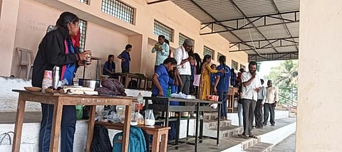 ಆಲೂರುಸಿದ್ದಾಪುರ ಸರ್ಕಾರಿ ಪ್ರೌಢಶಾಲೆಯಲ್ಲಿ  ಶನಿವಾರ ಆಯೋಜಿಸಿದ್ದ ಮಕ್ಕಳ ಸಂತೆಯಲ್ಲಿ ವ್ಯಾಪಾರ, ವಹಿವಾಟು ನಡೆಸಿದ ವಿದ್ಯಾರ್ಥಿಗಳು. 