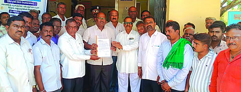 ಯರಗಟ್ಟಿಯಲ್ಲಿ ವೀರಶೈವ-ಲಿಂಗಾಯತ ಸಮುದಾಯದ ರುದ್ರಭೂಮಿ ಜಾಗ ಅತಿಕ್ರಮಿಸಲಾಗಿದ್ದು, ತೆರವುಗೊಳಿಸುವಂತೆ ಆಗ್ರಹಿಸಿ ವೀರಶೈವ- ಲಿಂಗಾಯತ ಸಮುದಾಯದ ವತಿಯಿಂದ ಪಟ್ಟಣದಲ್ಲಿ ತಹಸೀಲ್ದಾರ್ ಎಂ.ವಿ.ಗುಂಡಪ್ಪಗೋಳಗೆ ಮನವಿ ಸಲ್ಲಿಸಲಾಯಿತು. ಶ್ರೀಶೈಲ ವಾಲಿ, ಬಿ.ಎಂ.ರಾಯರ ಇತರರಿದ್ದರು.