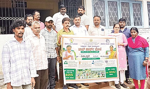 ಸಿದ್ದಾಪುರ ಗ್ರಾಮ ಪಂಚಾಯಿತಿ ವ್ಯಾಪ್ತಿಯಲ್ಲಿ ಜಾಬ್ ಕಾರ್ಡ್ ನೋಂದಣಿ ಮೇಳಕ್ಕೆ ಅಭಿವೃದ್ಧಿ ಅಧಿಕಾರಿ ಕೆ.ವಿ.ಸತೀಶ್ ಚಾಲನೆ ನೀಡಿದರು.  
