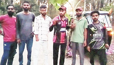 ನಾಪೋಕ್ಲು-ಭಾಗಮಂಡಲ ರಸ್ತೆ  ದುರಸ್ತಿ ಪಡಿಸುವಂತೆ ಒತ್ತಾಯಿಸಿ ಆಟೋ ಚಾಲಕರು , ಸಾರ್ವಜನಿಕರು ಬಾಳೆಗಿಡಗಳನ್ನು ನೆಟ್ಟು ಪ್ರತಿಭಟನೆ ನಡೆಸಿದರು. ಕಿರಣ್ ಕೋಟೆರಿ, ಗೌತಮ ಚೋ ನಕೆರೆ, ಇಬ್ರಾಹಿಂ ಕೊಟ್ಟಮುಡಿ, ಆಸಿಫ್ ಎಮ್ಮೆಮಾಡು, ಚರಣ್ ಇತರರಿದ್ದರು.
