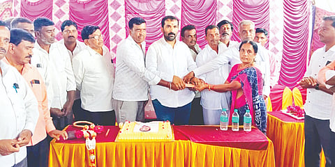 ತಿ.ನರಸಿಪುರ ತಾಲೂಕಿನ ವಡ್ಡರಕೊಪ್ಪಲು ಗ್ರಾಮದಲ್ಲಿ ಹಾಲು ಉತ್ಪಾದಕರ ಸಹಕಾರ ಸಂಘದ ಪುನರಾರಂಭಕ್ಕೆ ಮೈಮುಲ್ ಮಾಜಿ ಅಧ್ಯಕ್ಷ ಆರ್.ಚೆಲುವರಾಜು ಆರ್ಥಿಕ ನೆರವು ನೀಡಿದರು. ಕೇತುಪುರ ಪ್ರಭಾಕರ್,ಆರ್.ಪ್ರಮೋದ್, ತಿಮ್ಮಮ್ಮ, ಪ್ರಭಾಕರ್, ಬಿ.ಚನ್ನಕೇಶವ ಇತರರು ಇದ್ದರು.