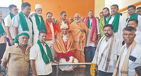 ಹಲಕರ್ಟಿ ಪಿಕೆಪಿಎಸ್​ ಅಧ್ಯಕ್ಷರಾಗಿ ಆಯ್ಕೆಯಾದ ಇಮ್ತಿಯಾಜ್​ ಪಟೇಲ್​ ಅವರನ್ನು ಶ್ರೀ ಅಭಿನವ ಮುನೀಂದ್ರ ಶಿವಾಚಾರ್ಯರು ಸತ್ಕರಿಸಿ ಆಶೀರ್ವದಿಸಿದರು. ಜಗದೀಶ ಸಿಂಧೆ, ಇಬ್ರಾಹಿಂ ಪಟೇಲ್​ ಇತರರಿದ್ದರು. 