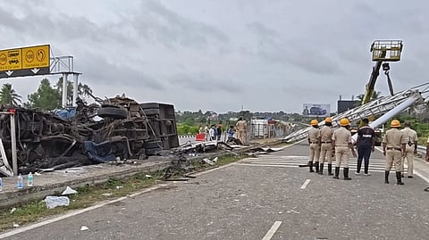 ಬೆಂಗಳೂರು&ಮೈಸೂರು ಎಕ್ಸ್​ಪ್ರೆಸ್​ ರಾಷ್ಟ್ರೀಯ ಹೆದ್ದಾರಿ ಕಬ್ಬಿಣದ ಬೋರ್ಡ್​ಗೆ ಬಸ್​ ಡಿಕ್ಕಿ ಯಾಗಿ ಪಲ್ಟಿಯಾಗಿರುವುದು.