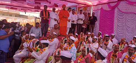 ಧಾರವಾಡ ರಾಜೀವಗಾಂಧಿ ನಗರದ ಶ್ರೀ ಅಲ್ಲೀಪುರ ಮಹಾದೇವ ತಾತನವರ ಮಠದಲ್ಲಿ ಶ್ರೀ ಮಹಾದೇವ ತಾತನವರ ಪುಣ್ಯಾರಾಧನೆ ನಿಮಿತ್ತ ಭಾನುವಾರ ಏರ್ಪಡಿಸಿದ್ದ ಸಾಮೂಹಿಕ ವಿವಾಹ ಕಾರ್ಯಕ್ರಮದಲ್ಲಿ ನವ ದಂಪತಿಗೆ ನರಗುಂದ ವಿರಕ್ತಮಠದ ಶ್ರೀ ಶಿವಕುಮಾರ ಸ್ವಾಮೀಜಿ ಆಶೀರ್ವದಿಸಿದರು. ರುದ್ರೇಶ ಹರಕುಣಿ, ಗೋವಿಂದಪ್ಪ ಗೌಡಪ್ಪಗೋಳ, ಸಿದ್ಧಲಿಂಗಪ್ಪ ಹೊಸಕೇರಿ, ಸಂತೋಷ ಆನೆಗುಂದಿ, ಶಂಕರ ಕುಂಬಿ ಇದ್ದರು. 