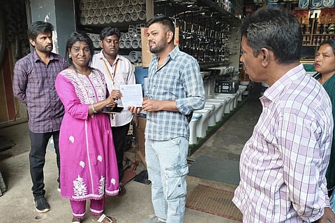 ದೇವನಹಳ್ಳಿ ಪುರಸಭೆ ವ್ಯಾಪ್ತಿಯಲ್ಲಿ ಪರವಾನಗಿ ಪಡೆಯದ ಮಳಿಗೆ ಮಾಲೀಕರಿಗೆ ಪುರಸಭೆಯ ಹಿರಿಯ ಆರೋಗ್ಯ ನಿರೀಕ್ಷಕಿ ಶ್ರೀದೇವಿ ಮತ್ತು ಸಿಬ್ಬಂದಿ ನೋಟಿಸ್​ ನೀಡಿದರು.