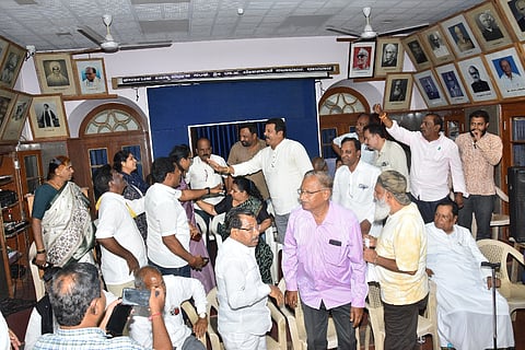ಧಾರವಾಡ ಪ್ರತ್ಯೇಕ ಪಾಲಿಕೆಗಾಗಿ ಹೋರಾಟ ಸಂಬಂಧ ಕರ್ನಾಟಕ ವಿದ್ಯಾವರ್ಧಕ ಸಂದಲ್ಲಿ ಸೋಮವಾರ ಜರುಗಿದ ಚರ್ಚಾ ಸಭೆಯಲ್ಲಿ ಕಾಂಗ್ರೆಸ್​- ಬಿಜೆಪಿ ಮುಖಂಡರ ಮಧ್ಯೆ ಚಕಮಕಿ ನಡೆಯಿತು.