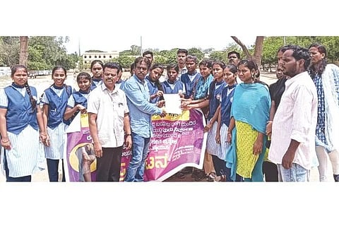 ಗಂಗಾವತಿ ಕ್ರೀಡಾ ಮೈದಾನದ ಮುಂದೆ ಕರ್ನಾಟಕ ವಿದ್ಯಾರ್ಥಿ ಸಂಘಟನೆ ತಾಲೂಕು ಸಮಿತಿ ಸದಸ್ಯರು ಪ್ರತಿಭಟನೆ ನಡೆಸಿ ನಗರಸಭೆ ವಿಷಯ ನಿರ್ವಾಹಕ ಬಸವರಾಜ ಸುಳಕೋಡ್ ಅವರಿಗೆ ಮನವಿ ಸಲ್ಲಿಸಿದರು. ರಾಜ್ಯ ಕಾರ್ಯದರ್ಶಿ ದುರುಗೇಶ ಬರಗೂರು, ಪದಾಧಿಕಾರಿಗಳಾದ ಯಮನೂರ, ಚನ್ಮಮ್ಮ, ಯಮುನಾ, ಅಜೇಯ ಇತರರಿದ್ದರು.