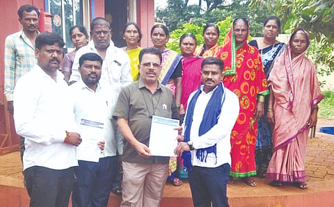 ಹುಮನಾಬಾದ್​ ತಾಲೂಕಿನ ಚಿತ್ತಕೋಟಾ ಗ್ರಾಮಕ್ಕೆ ಸಮರ್ಪಕ ಬಸ್​ ಸೌಲಭ್ಯ ಒದಗಿಸುವಂತೆ ಒತ್ತಾಯಿಸಿ ದಲಿತ ಸಂರ್ಷ ಸಮಿತಿ ಮುಖಂಡರು ಶನಿವಾರ ಬಸ್​ ಡಿಪೋ ವ್ಯವಸ್ಥಾಪಕರಿಗೆ ಮನವಿ ಸಲ್ಲಿಸಿದರು. ಸಮಿತಿ ಅಧ್ಯ ರಾಹುಲ್​ ಉದ್ದಾ, ಪ್ರಮುಖರಾದ ಅಲಿಸಾಬ್​ ಮಚಕೂರಿ, ರೇವಪ್ಪ ದಾಗೆ, ಭೀಮರಾವ ಹಂಗರಗಿ, ಭಾರತಬಾಯಿ ಇತರರಿದ್ದರು.