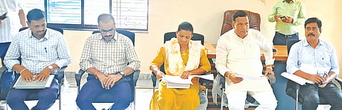 ಹುಮನಾಬಾದ್​ನಲ್ಲಿ ಕರೆದಿದ್ದ ಸಭೆಯಲ್ಲಿ ಶಾಸಕ ಡಾ.ಸಿದ್ದಲಿಂಗಪ್ಪ ಪಾಟೀಲ್​ ಮಾತನಾಡಿದರು. ಅಧಿಕಾರಿಗಳಾದ ಜಗದೀಶ ಚೌರ, ಮಂಜುನಾಥ ಪಂಚಾಳ, ದೀಪಿಕಾ ನಾಯ್ಕರ್​, ಲಿಂಗರಾಜ ಪಾಟೀಲ್​ ಇದ್ದರು.
