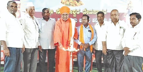 ಹುಲಸೂರು ಸಮೀಪದ ಭಾಲ್ಕಿ ತಾಲೂಕಿನ ಲಾದಾದಲ್ಲಿ ಮಂಗಳವಾರ ಸಂಜೆ  ಆಯೋಜಿಸಿದ್ದ ಧಾರ್ಮಿಕ ಕಾರ್ಯಕ್ರಮವನ್ನು ಶ್ರೀ ಡಾ.ಶಿವಾನಂದ ಸ್ವಾಮೀಜಿ ಉದ್ಘಾಟಿಸಿದರು. ಡಾ. ಇಂದ್ರಜಿತರಾವ ಪಂಚಾಳ, ಅನಿಲಕುಮಾರ ಜಗತಾಪ, ಚಂದ್ರಕಾಂತ ಪಾಟೀಲ, ರವೀಂದ್ರ ಪಾಟೀಲ, ಸುನಿಲಕುಮಾರ ಜಪತಾಪ, ಶಿವರಾಜ ಮಾಳಚಾಪುರೆ ಇತರರಿದ್ದರು.