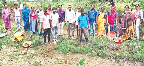 ಹುಲಸೂರು  ತಾಲೂಕಿನ ಗಡಿಗೌಡಗಾಂವ ಗ್ರಾಪಂ ವ್ಯಾಪ್ತಿಯಲ್ಲಿ ನಡೆಯುತ್ತಿರುವ ವಿಬಿ-&ಜಿ- ರಾಮ್​- ಜಿ ಕಾಮಗಾರಿ ಸ್ಥಳಕ್ಕೆ ತಹಸೀಲ್ದಾರ್​ ಶಿವಾನಂದ ಮೇತ್ರೆ ಭೇಟಿ ನೀಡಿ ಪರಿಶೀಲಿಸಿದರು. ಪಿಡಿಒ ಬಸವರಾಜ ಬಾಲಕುಂದೆ ಇತರರಿದ್ದರು.