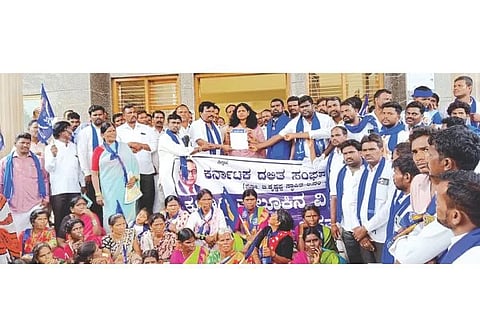 ವಿವಿಧ ಬೇಡಿಕೆಗಳನ್ನು ಈಡೇರಿಸುವಂತೆ ಒತ್ತಾಯಿಸಿ ಕೂಡ್ಲಿಗಿಯಲ್ಲಿ ತಹಸೀಲ್ದಾರ್ ವಿ.ಕೆ.ನೇತ್ರಾವತಿಗೆ ದಸಂಸ ಪದಾಧಿಕಾರಿಗಳು ಮನವಿ ಸಲ್ಲಿಸಿದರು. ಜಿಲ್ಲಾ ಸಂಚಾಲಕ ಎಸ್.ದುರುಗೇಶ, ತಾಲೂಕು ಸಂಚಾಲಕ ಎಚ್.ದುರುಗೇಶ, ಕಂದಗಲ್ಲು ಪರಶುರಾಮ, ಜಿತೇಂದ್ರ, ರಮೇಶ್, ಟಿ.ಕೃಷ್ಣಪ್ಪ, ಎ.ಕೆ.ಮಂಜಪ್ಪ, ಕೆ.ಮೂಗಪ್ಪ ಇತರರಿದ್ದರು.