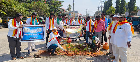 ಕೊಳ್ಳೇಗಾಲ ಪಟ್ಟಣದ ಐಬಿ ವೃತ್ತದ ಗುಂಡಿಗಳಿಗೆ ಮಣ್ಣು ಸುರಿದು ಭತ್ತದ ಪೈರು ನಾಟಿ ಮಾಡಿ ಕರ್ನಾಟಕ ರಕ್ಷಣಾ ವೇದಿಕೆ (ನಾರಾಯಣಗೌಡ ಬಣ) ತಾಲೂಕು ಘಟಕದ ಪದಾಧಿಕಾರಿಗಳು ಪ್ರತಿಭಟಿಸಿದರು. ಆಯಾಜ್, ರಾಜೇಶ್ವರಿ, ನಿಸಾರ್, ಅಹಮ್ಮದ್, ಜೆ.ಲಿಂಗರಾಜು, ರಾಮಕೃಷ್ಣ, ಸ್ವಾಮಿ ಇತರರಿದ್ದರು.