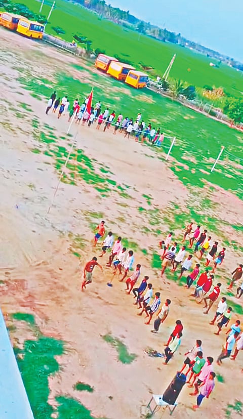 ಕೊಳ್ಳೇಗಾಲದ ಖಾಸಗಿ ಶಾಲೆಯೊಂದರಲ್ಲಿ ಆರ್‌ಎಸ್‌ಎಸ್ ಶಿಬಿರ ನಡೆಯುತ್ತಿರುವುದು. 
