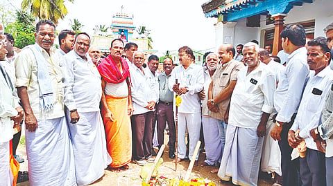 ಕೊಳ್ಳೇಗಾಲ ತಾಲೂಕಿನ ಆಲಹಳ್ಳಿ ಗ್ರಾಮದಲ್ಲಿ 30 ಲಕ್ಷ ವೆಚ್ಚದ ಸಿಸಿ ರಸ್ತೆ ಮತ್ತು ಚರಂಡಿ ಅಭಿವೃದ್ಧಿ ಕಾಮಗಾರಿಗೆ ಶಾಸಕ ಎ.ಆರ್. ಕೃಷ್ಣಮೂರ್ತಿ ಚಾಲನೆ ನೀಡಿದರು. ಬಿ.ತೋಟೇಶ್, ಚಿಕ್ಕಲಿಂಗಯ್ಯ, ಕುಮಾರ್ ಇತರರು ಇದ್ದಾರೆ.