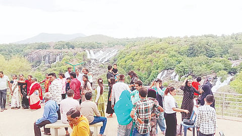 ಕೊಳ್ಳೇಗಾಲ ತಾಲೂಕಿನ ಶಿವನಸಮುದ್ರ ಗ್ರಾಮದ  ಪ್ರಸಿದ್ಧ ಭರಚುಕ್ಕಿ ಜಲಪಾತವನ್ನು ಶನಿವಾರ ಪ್ರವಾಸಿಗರು ವೀಕ್ಷಿಸಿ ಸಂತಸಪಟ್ಟರು.